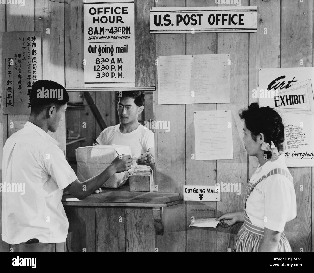 Japanische Amerikaner mit Postal Service, 1942. Stockfoto