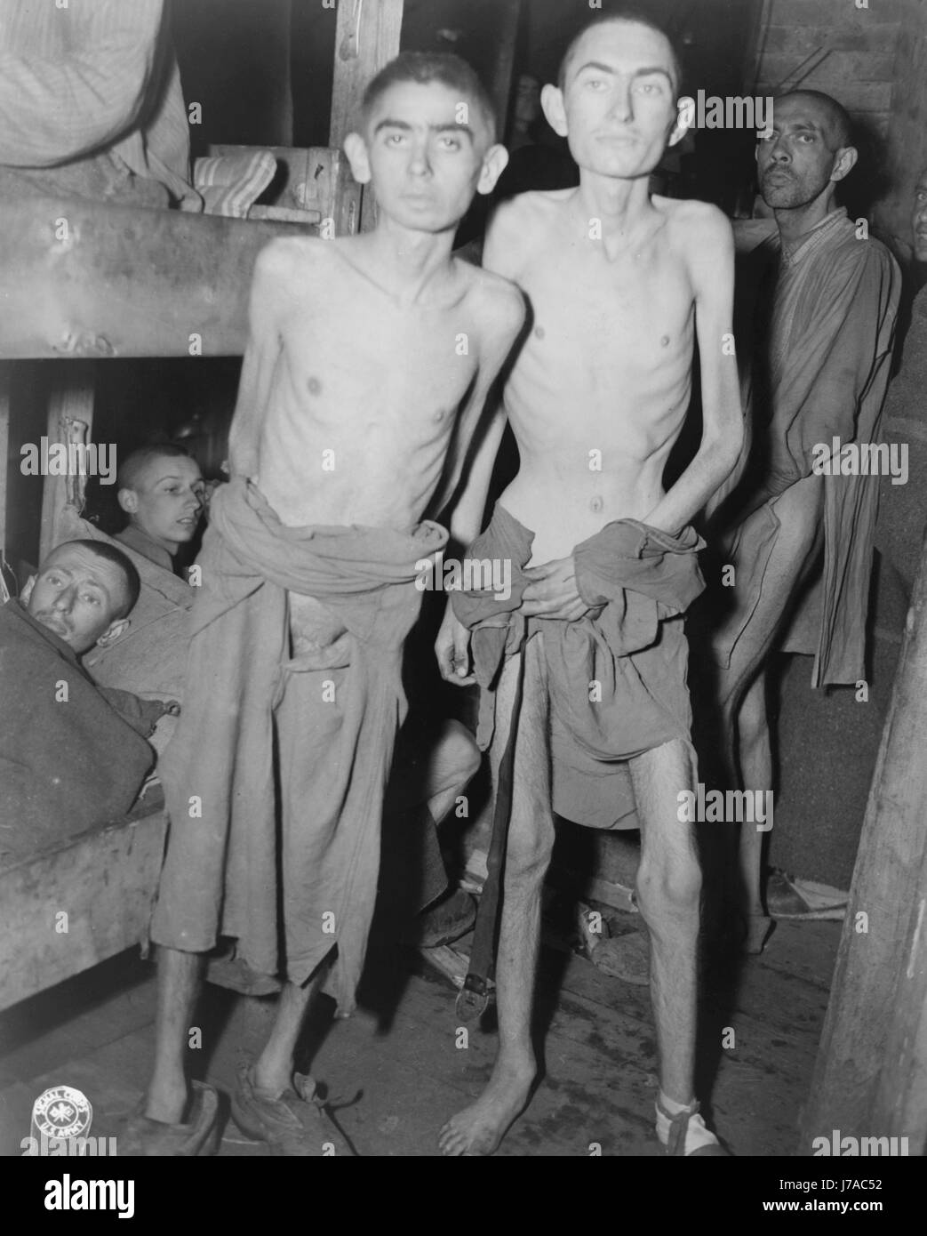 Männer leiden Hunger in einem nationalsozialistischen Konzentrationslager, Ampfing, Deutschland, 1945. Stockfoto