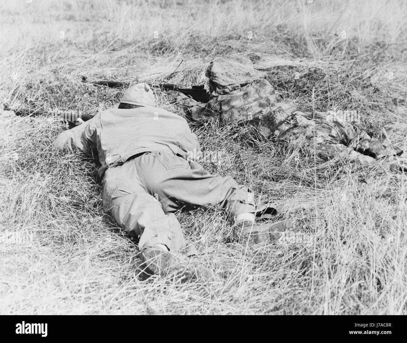 Zwei Scharfschützen harmonisch in ihr Terrain, ca. 1942. Stockfoto