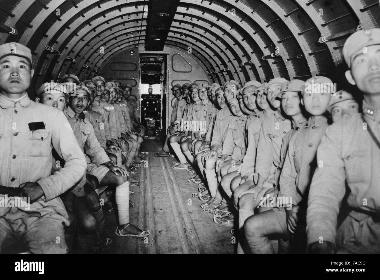 Chinesische Soldaten auf dem Weg nach Indien innerhalb einer DC-3 Flugzeug, ca. 1943. Stockfoto