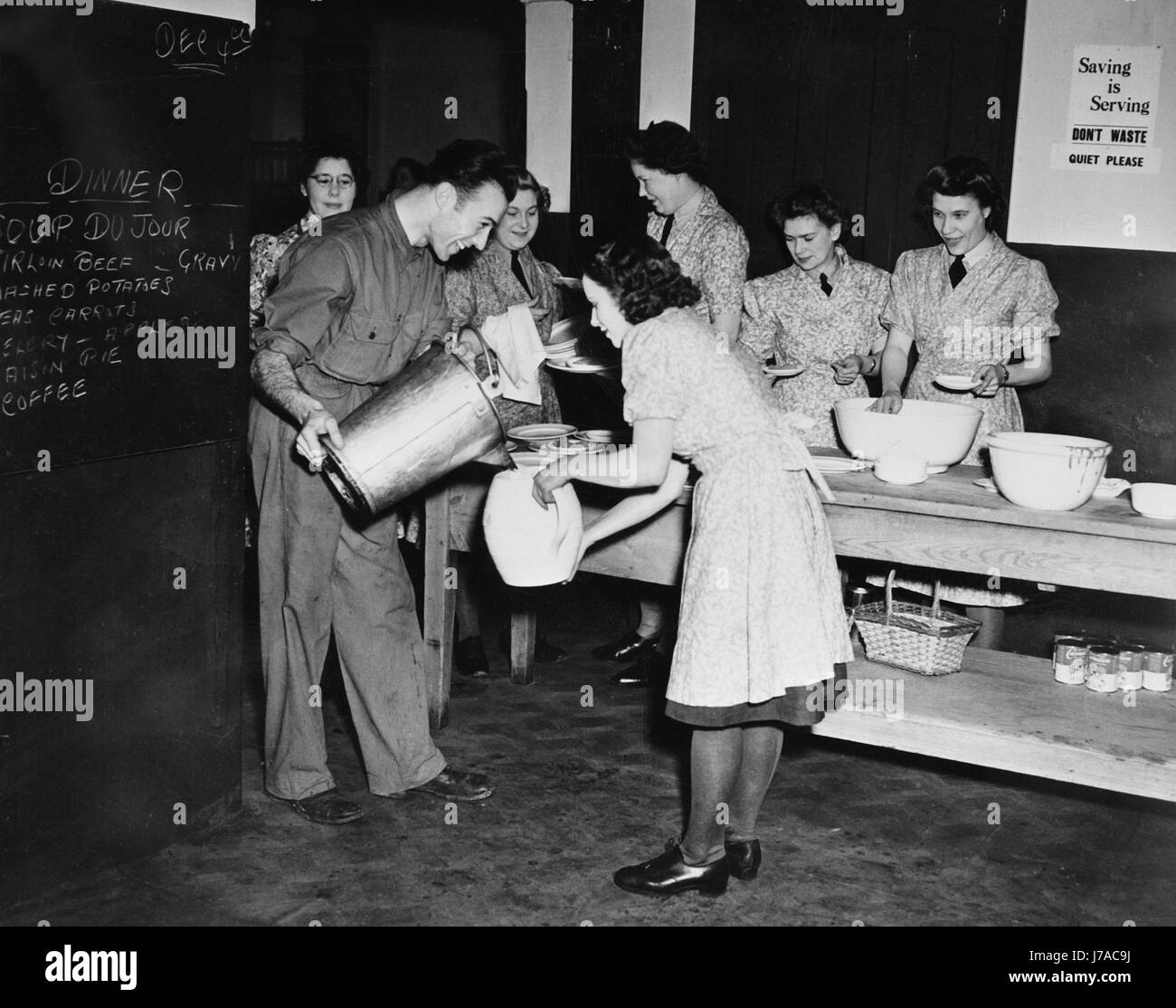 Frauen Auxiliary Air Force Mitglieder vorbereiten Abendessen Truppen in England, ca. 1942. Stockfoto