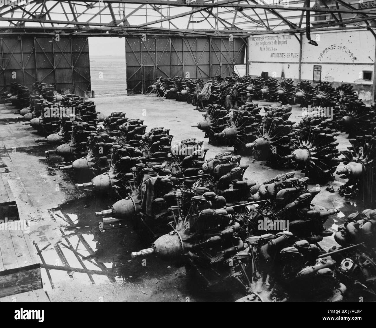 Lager des französischen Flugzeugmotoren, ca. 1943. Stockfoto