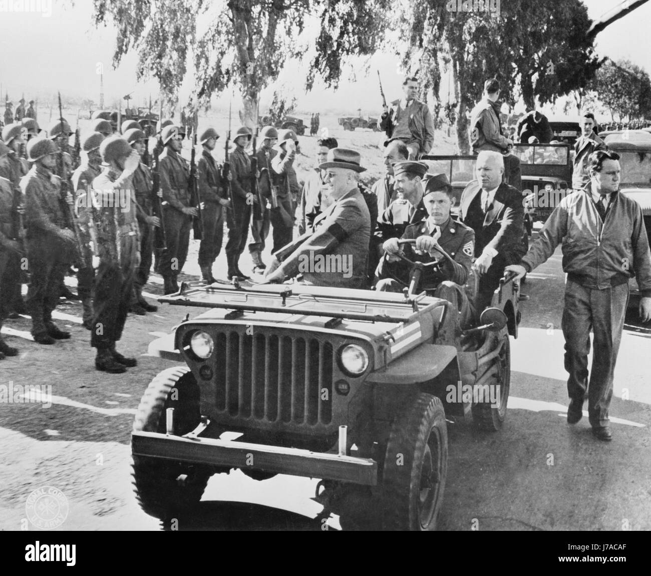 Präsident Franklin D. Roosevelt 1943 amerikanische Truppen in Casablanca, Marokko, zu überprüfen. Stockfoto