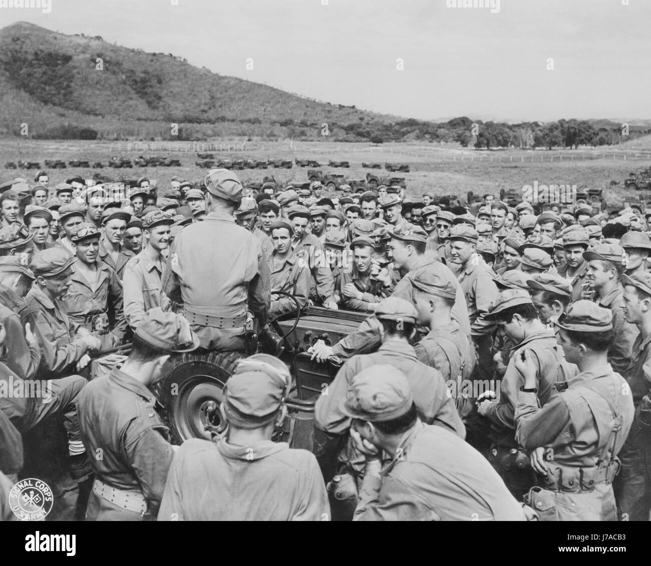 Kommandant der Truppen, die im Gespräch mit seinen Männern in Neu-Kaledonien, 1942. Stockfoto