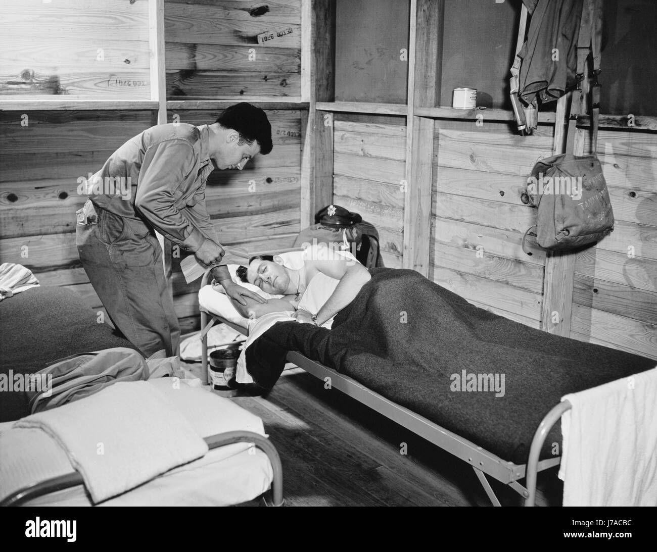 Ein Pilot des US Army Air Transport Command um Aufträge, 1943 geweckt wird. Stockfoto