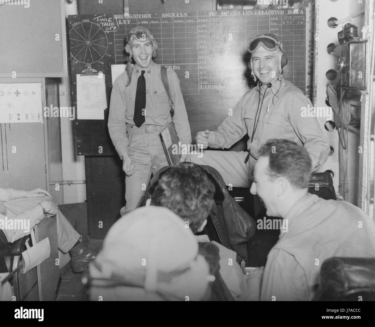 Piloten singen in ihrem Bereitschaftsraum an Bord vor der Invasion der Morocoo, 1942. Stockfoto