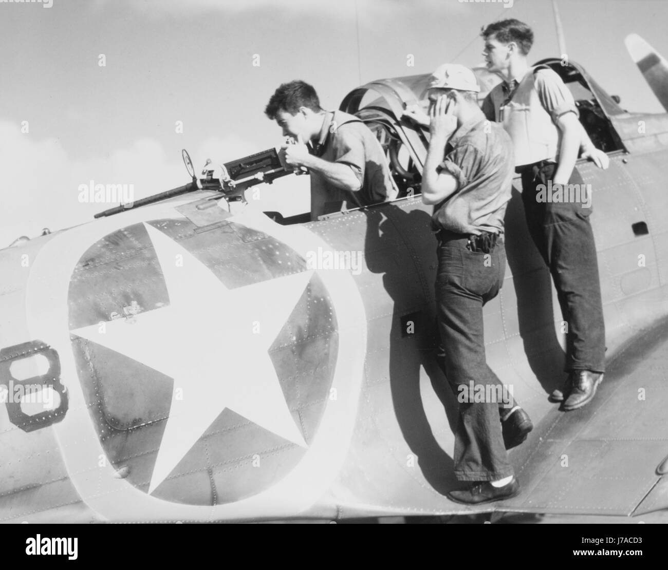 Eine Funker-Schütze feuert eine Maschinengewehr auf die SBD-3 Dauntless Scout Bomber, 1942. Stockfoto