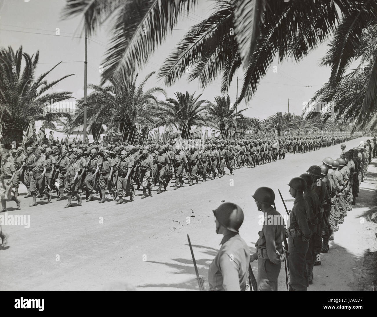 Französische Soldaten marschieren an der Alliierten Siegesparade in Tunis, Tunesien, 1943. Stockfoto