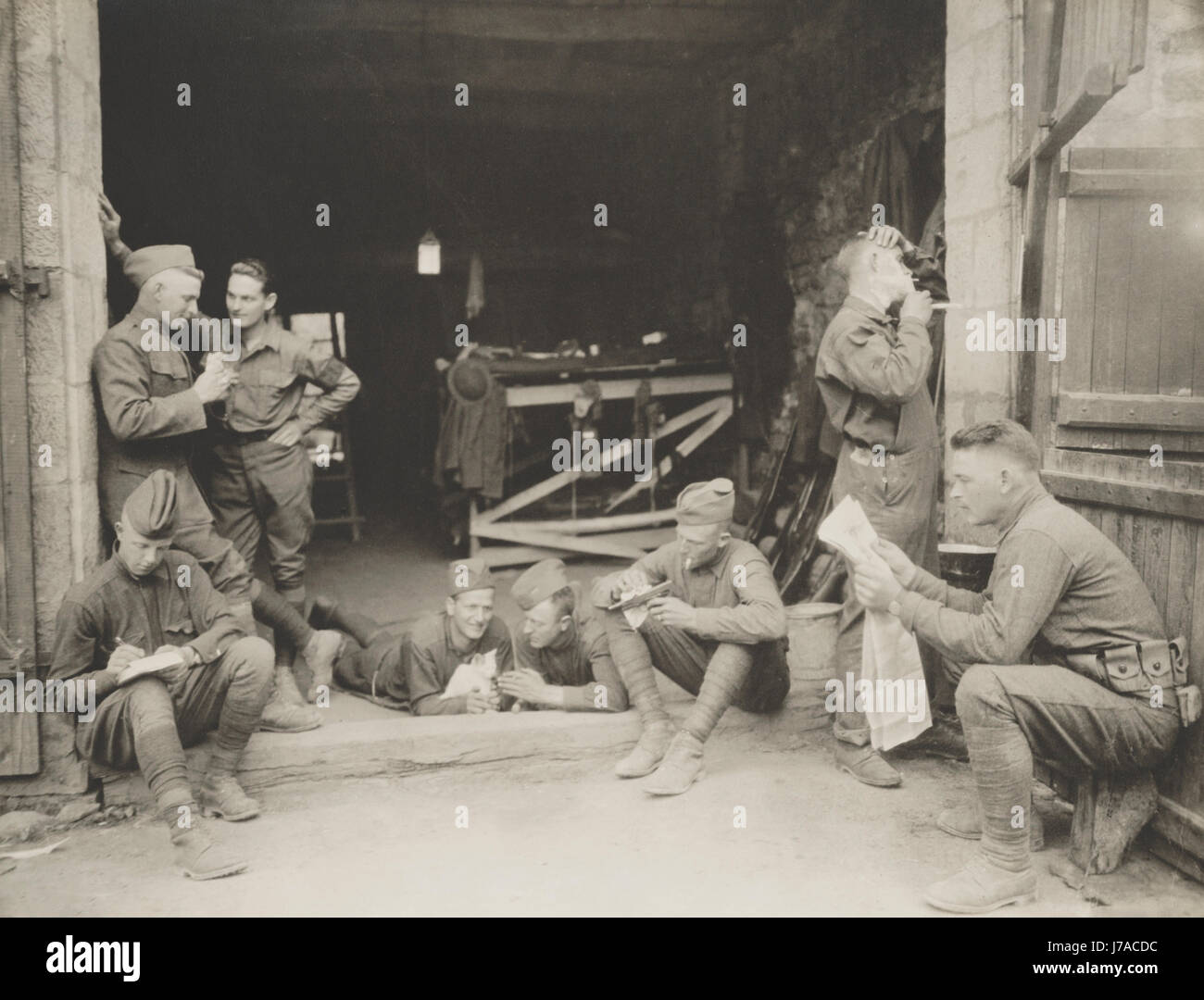 Vorbei die Zeit mit verschiedenen Freizeitaktivitäten, Nordost Frankreich 1918 Soldaten. Stockfoto