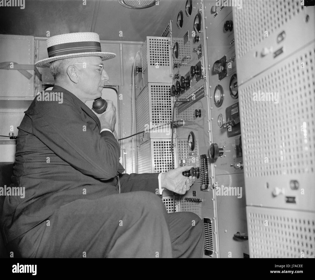 Chief Signal Corp Officer testet eine neue Hochleistungs-Lautsprecheranlage, 1938. Stockfoto