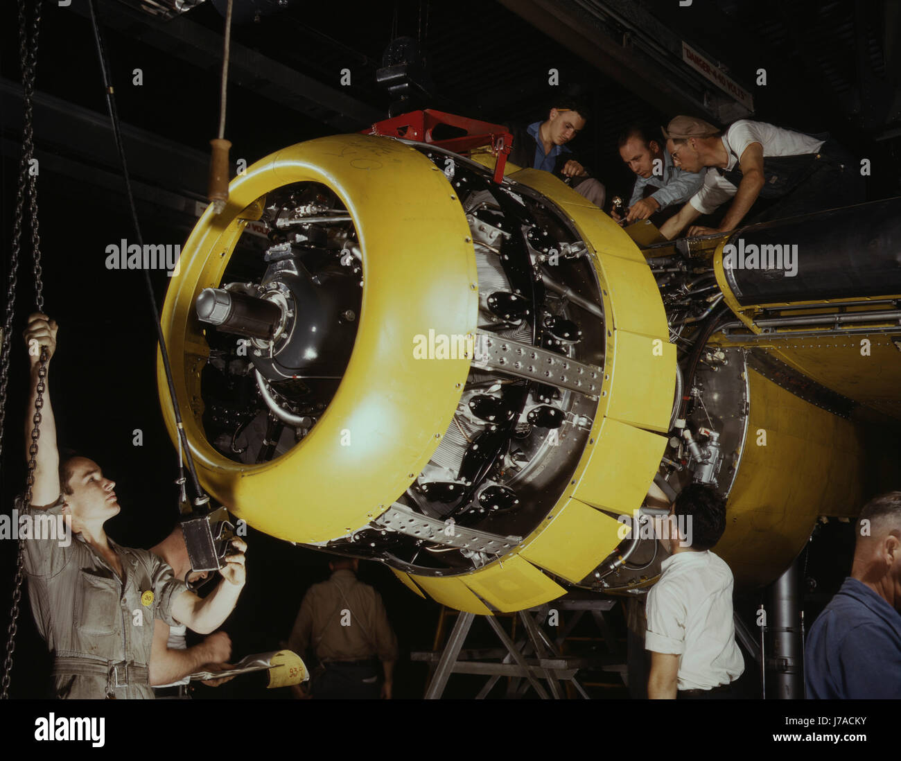 Arbeitnehmer, die Montage des Motors auf eine b-25 Bomber Flugzeug, ca. 1942. Stockfoto