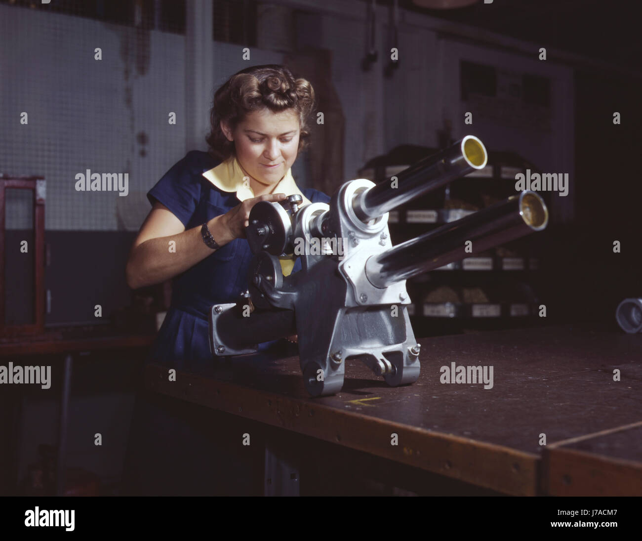 Eine junge Frau über das Fahrwerk Mechanismus eines Kampfflugzeugs p-51 1942 arbeiten. Stockfoto
