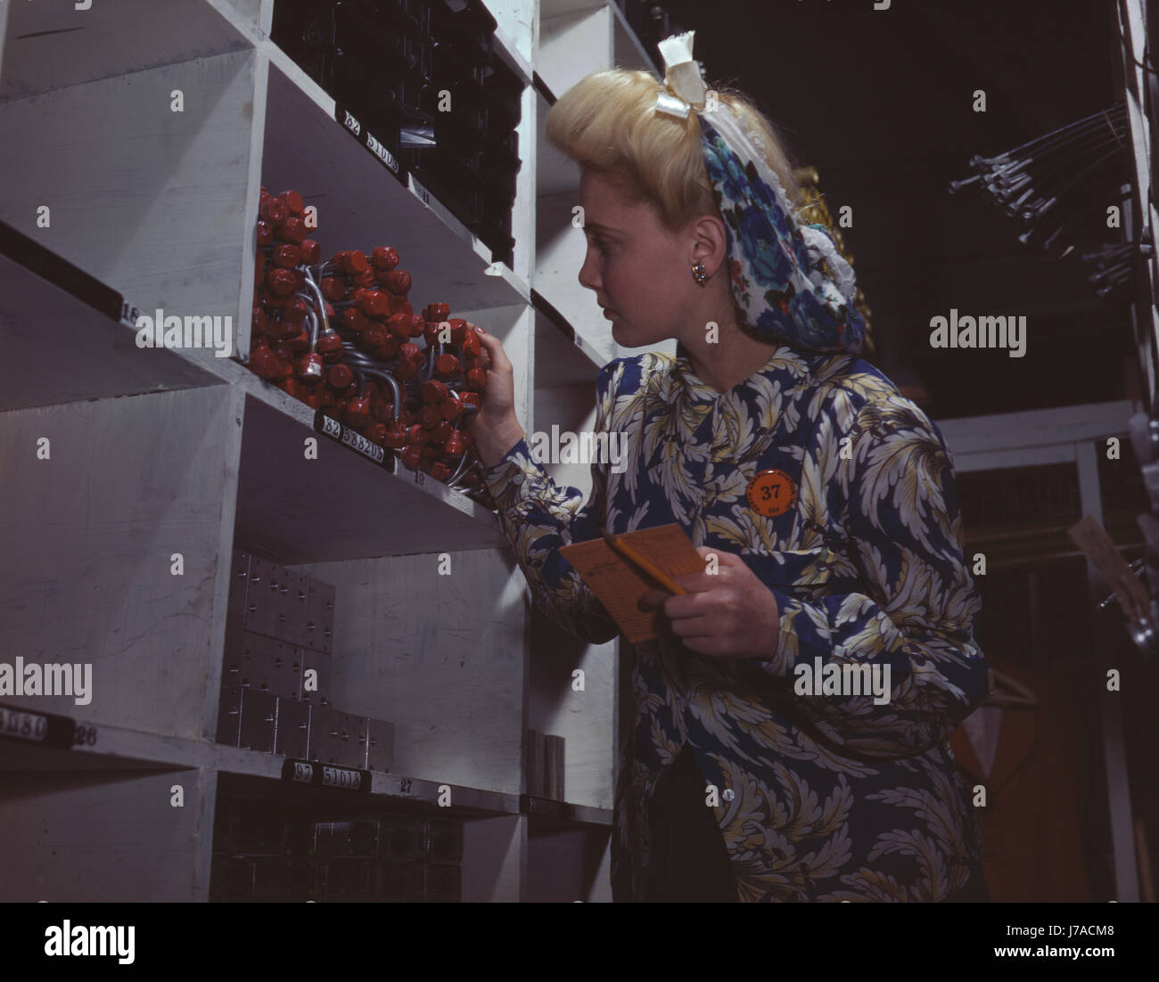 Angestellter in einer der Lagerräume von North American Aviation Plant, 1942. Stockfoto