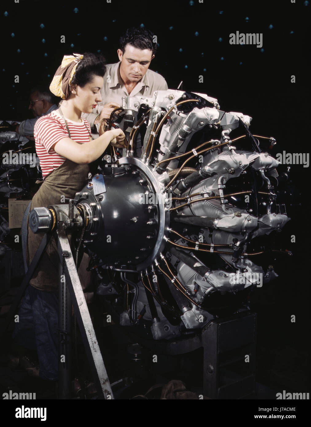 Frauen werden als Motor-Mechanik an der Douglas Aircraft Company, 1942 ausgebildet. Stockfoto