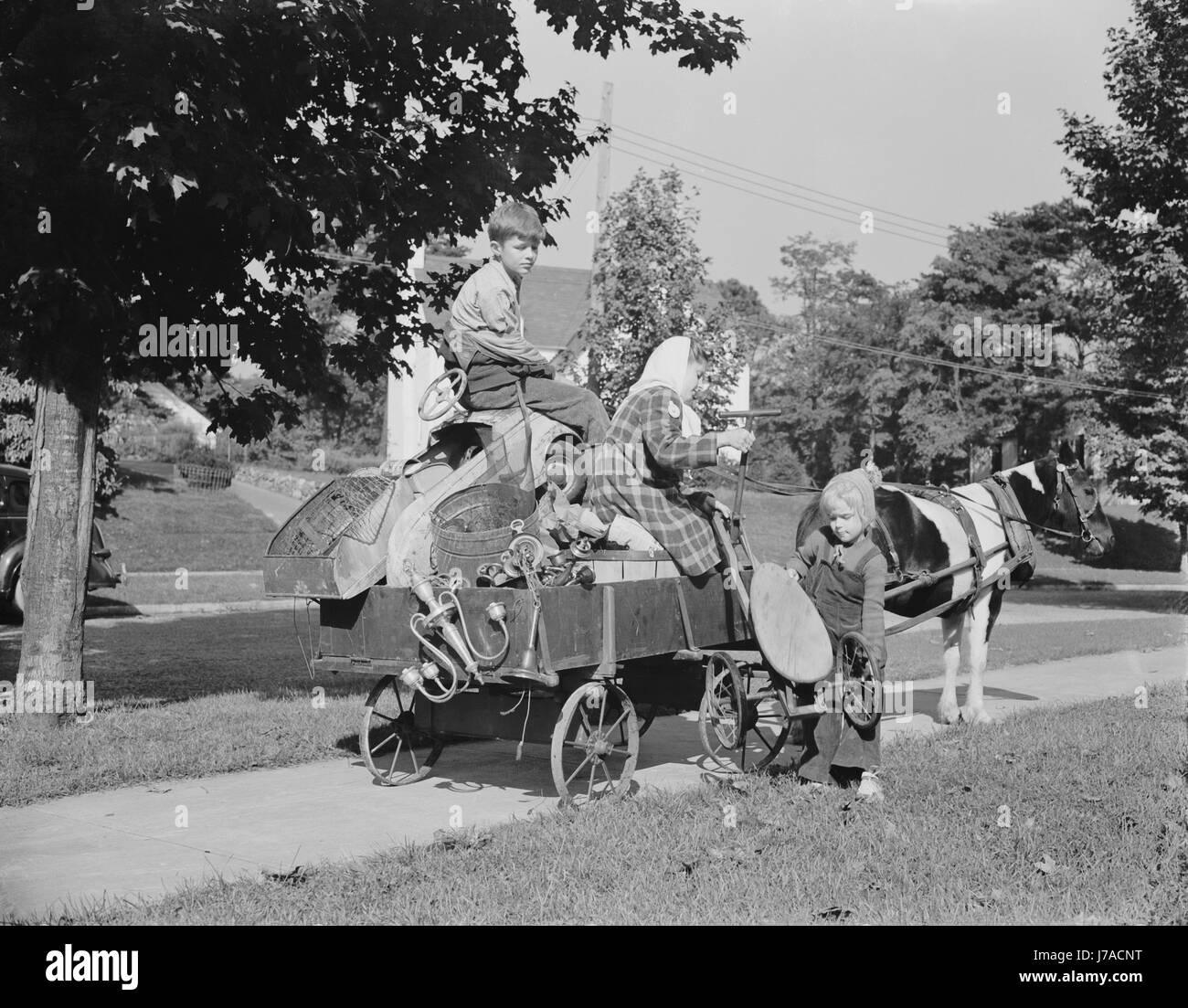 Die Jugendlichen sammeln Schrott auf einem Pony Wagen für Spende ihre Kriegsindustrien, 1942. Stockfoto