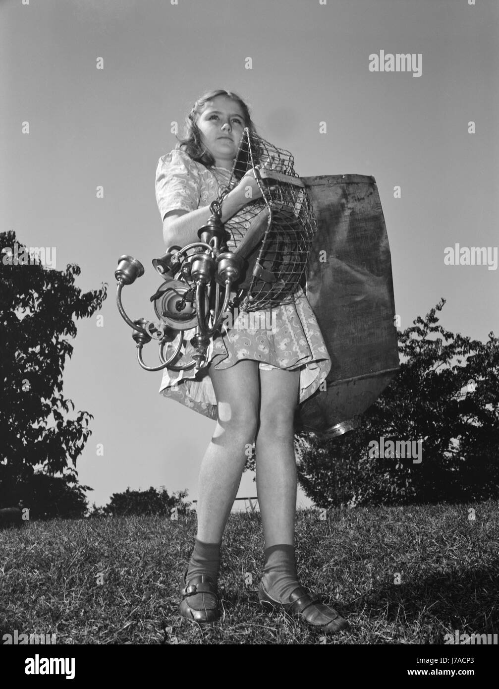 Ein junges Mädchen sammelt Schrott für Amerikas Kriegsindustrien, 1942. Stockfoto