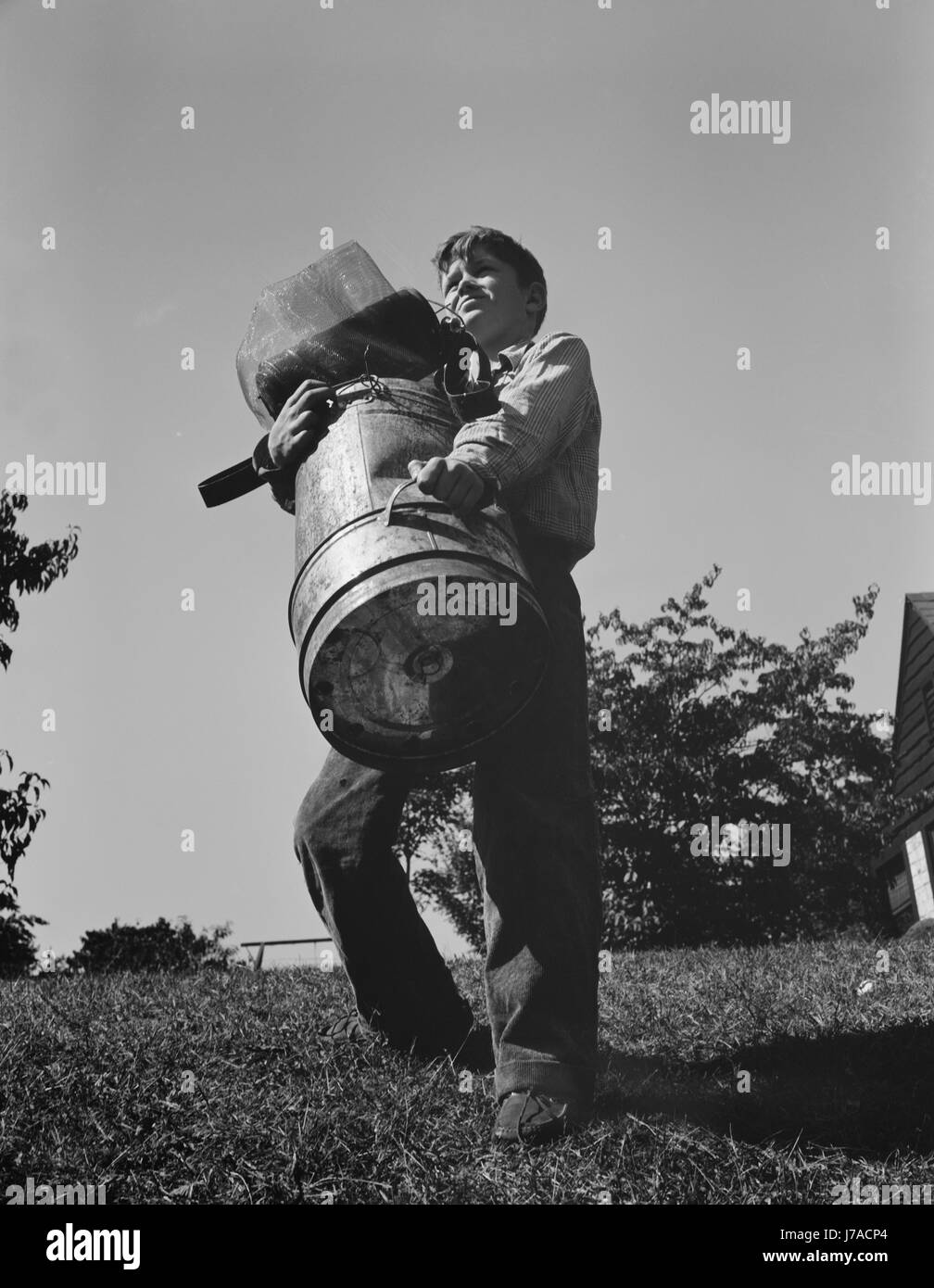Ein kleiner Junge sammelt Schrott für Amerikas Kriegsindustrien, 1942. Stockfoto