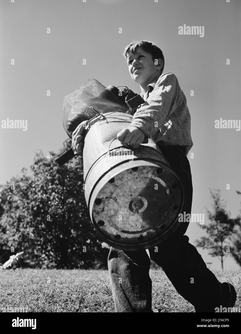 Ein kleiner Junge sammelt Schrott für Amerikas Kriegsindustrien, 1942. Stockfoto