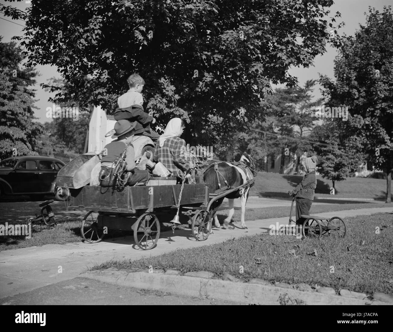 Die Jugendlichen sammeln Schrott auf einem Pony Wagen für Spende ihre Kriegsindustrien, 1942. Stockfoto