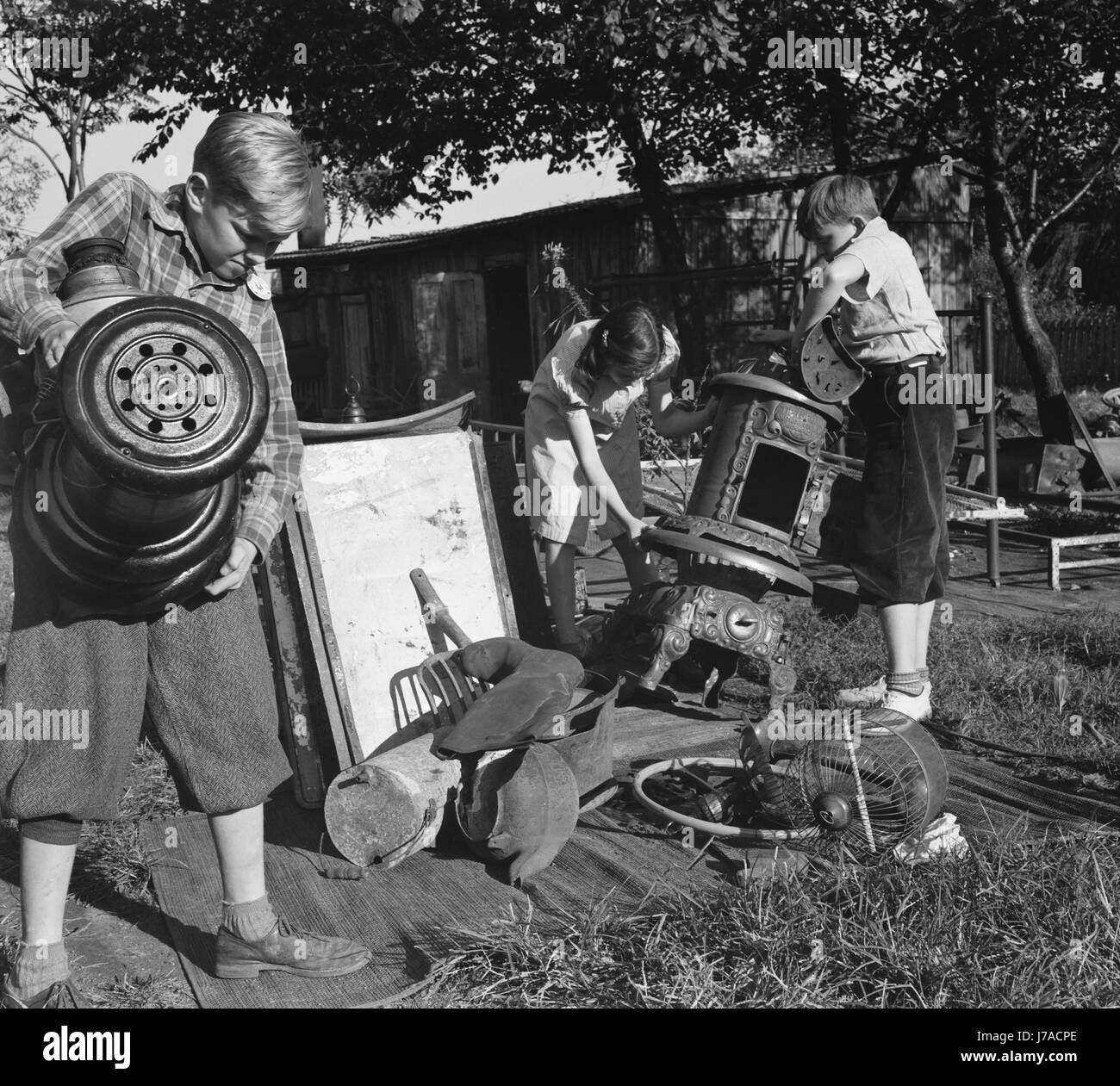 Junge Kinder sammeln Schrott für Spende an ihre Kriegsindustrien, 1942. Stockfoto