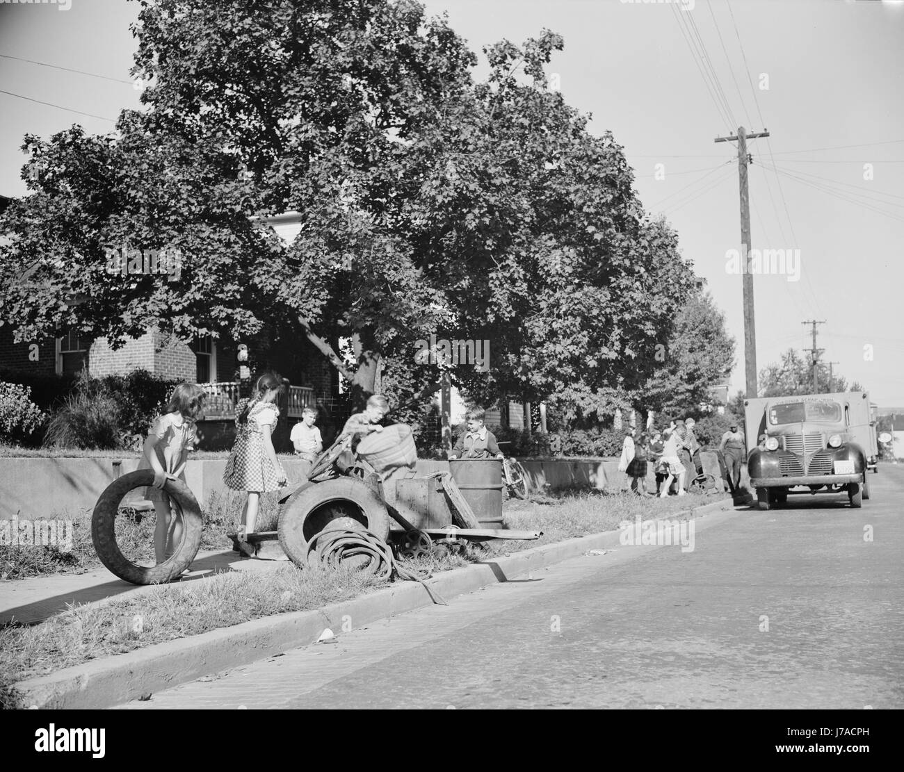 Jugendlichen helfen, einen LKW mit Schrott für Spenden, um ihre Kriegsindustrien, 1942 zu laden. Stockfoto