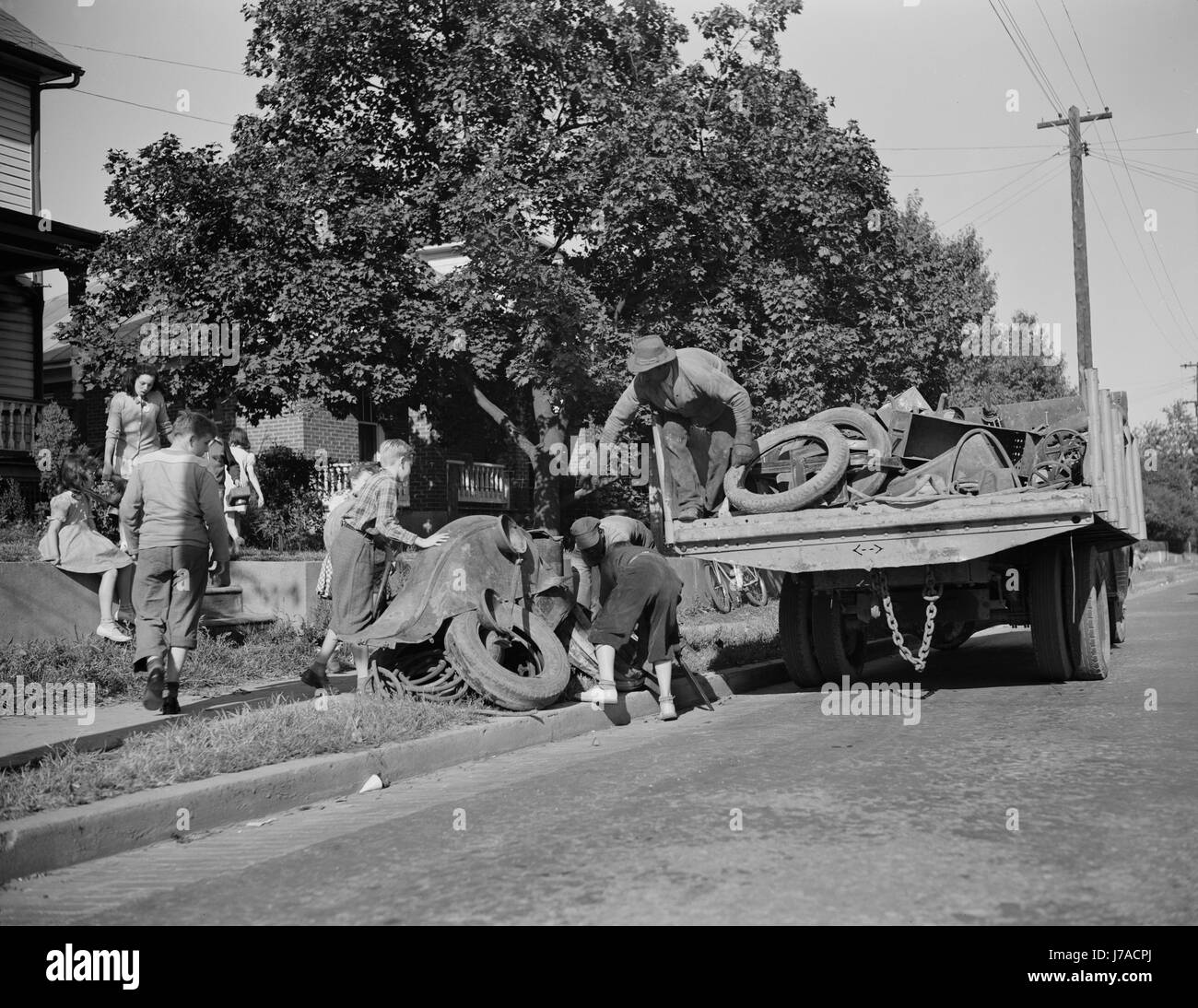 Jugendlichen helfen, einen LKW mit Schrott für Spenden, um ihre Kriegsindustrien, 1942 zu laden. Stockfoto