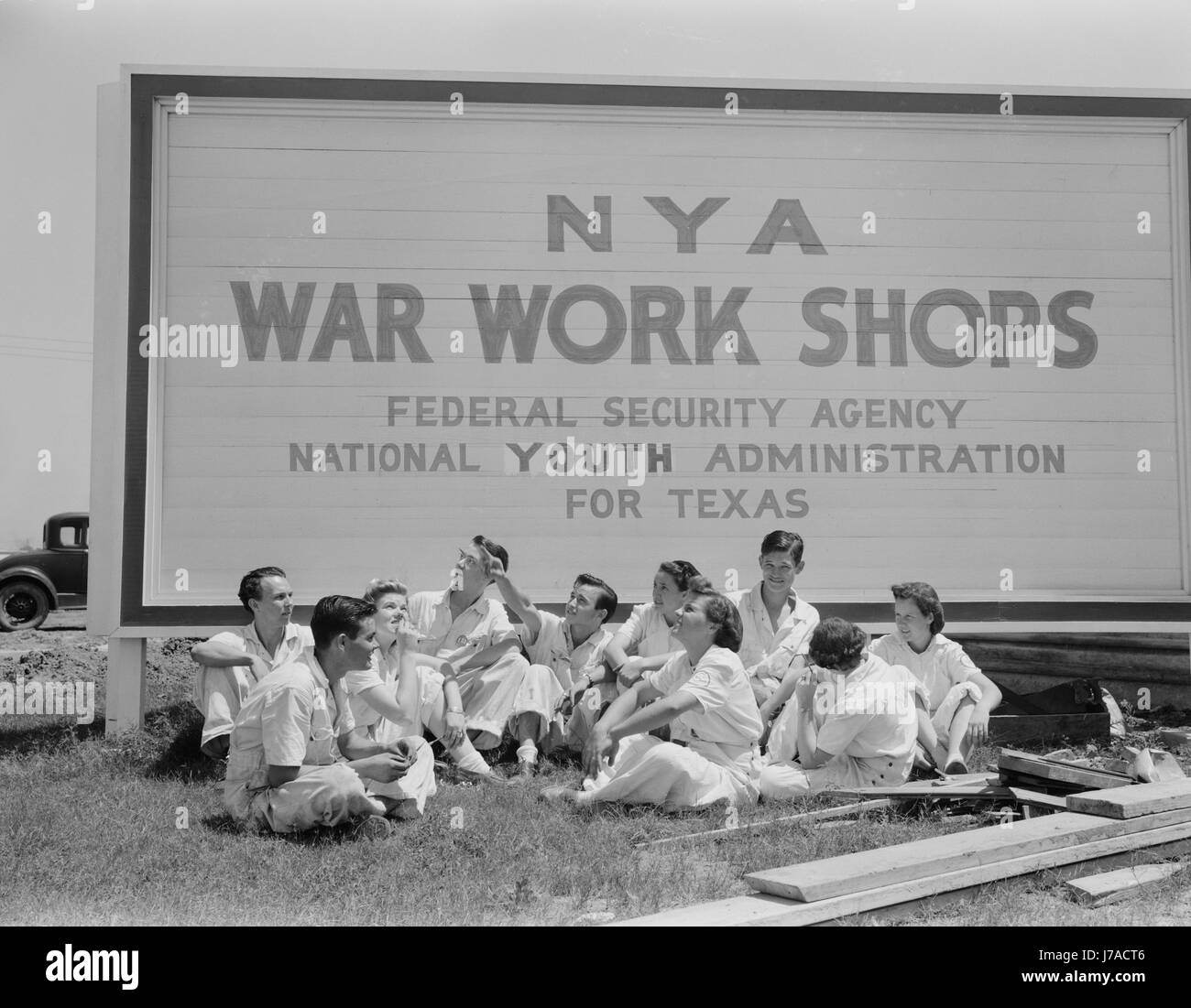 Young National Youth Administration Auszubildende sehen Navy Flugzeuge, 1942 fliegen. Stockfoto