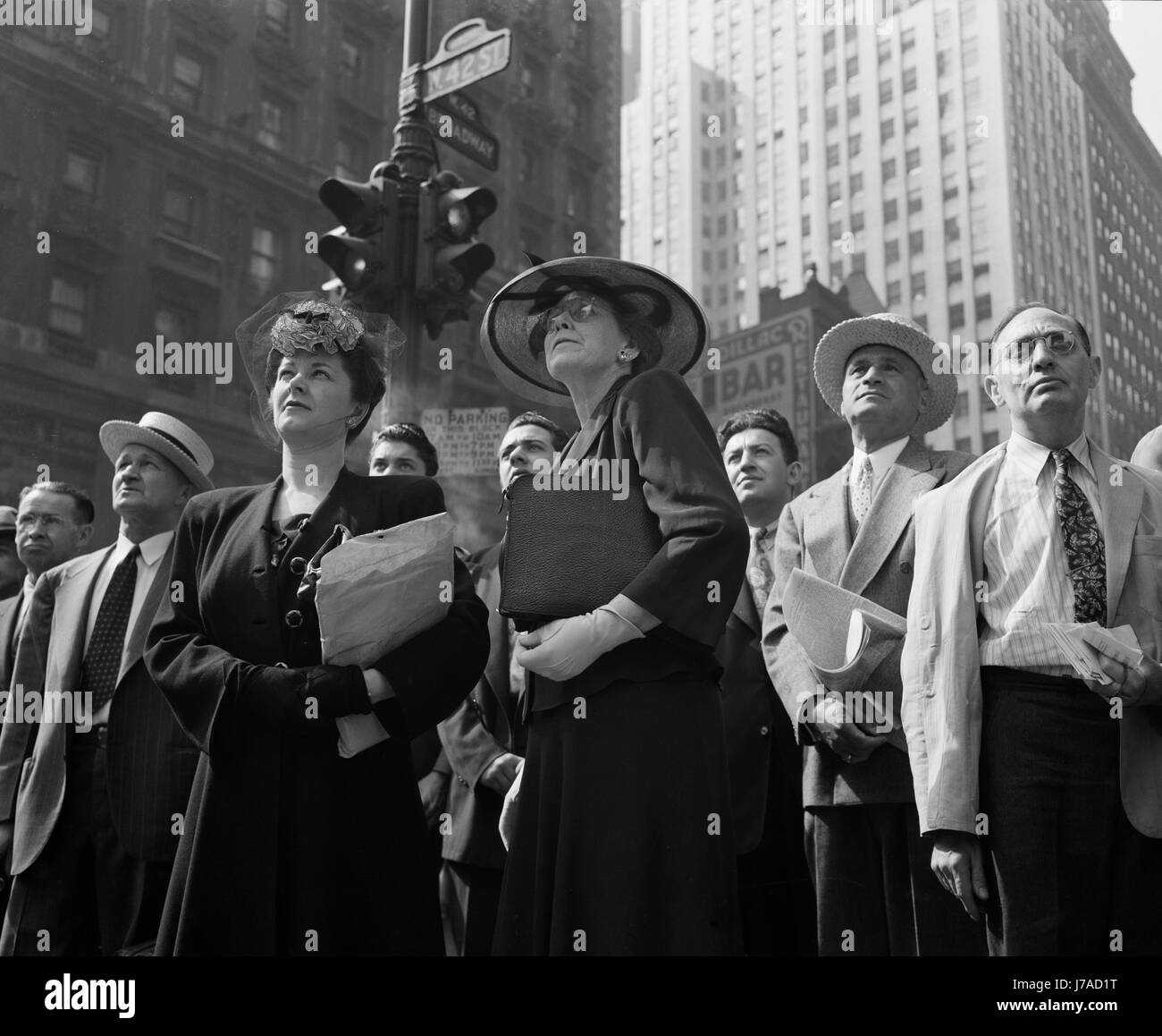 Eine Menschenmenge beobachten die Nachrichten-Linie auf die Zeiten Gebäude in Times Square, New York, 1944. Stockfoto