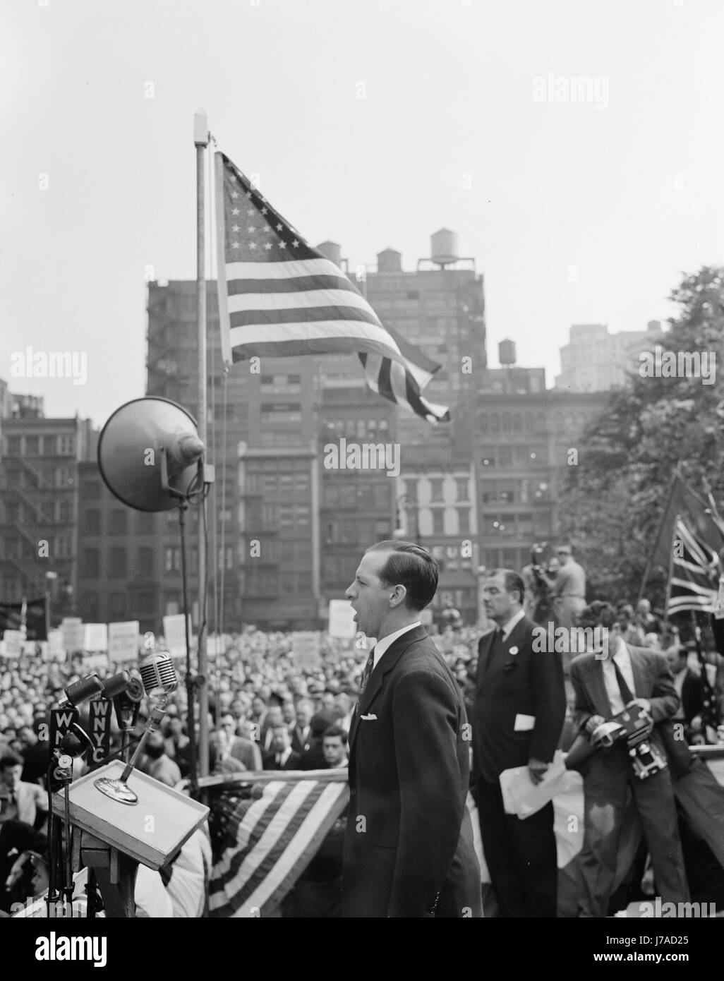 6. Juni 1944 - Rallye Lautsprecher Adressierung der Masse an einen d-Day im Madison Square, New York. Stockfoto