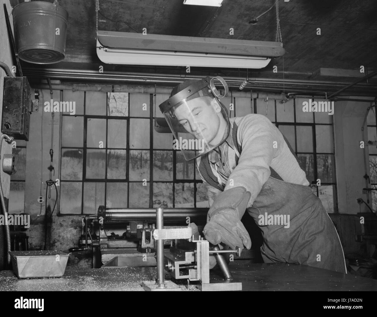 Blech-Vorarbeiter machen wichtige Teile für Kriegproduktion, 1942. Stockfoto