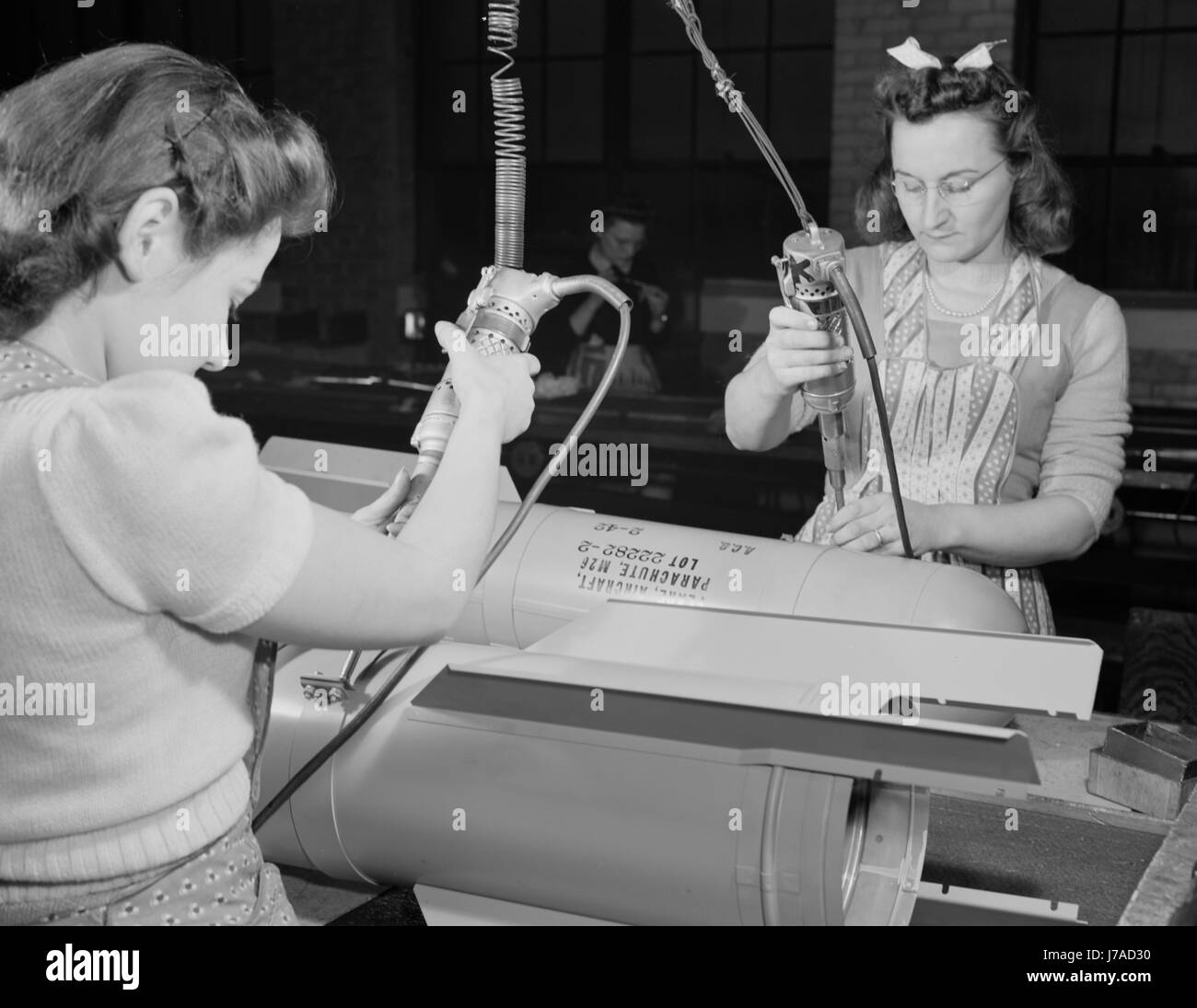 Arbeitnehmerin Montage Flare Gehäuse in einer Fabrik, 1942. Stockfoto