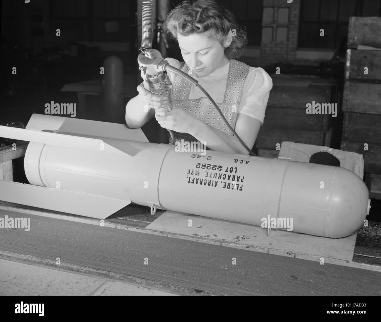 Arbeitnehmerin Montage Flare Gehäuse in einer Fabrik, 1942. Stockfoto
