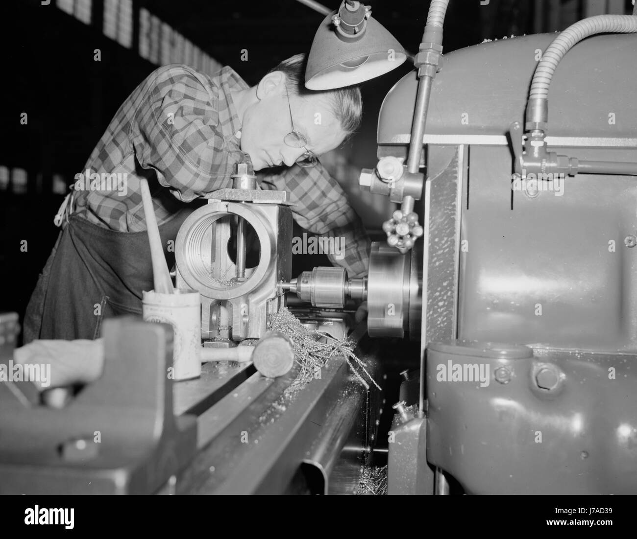 Fabrikarbeiter, die Herstellung von 37-mm-Geschütze und Pistole montiert, 1942. Stockfoto
