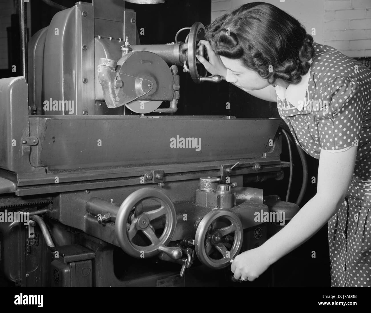Frau Fabrikarbeiter resharpens Schleifscheibe, 1942. Stockfoto