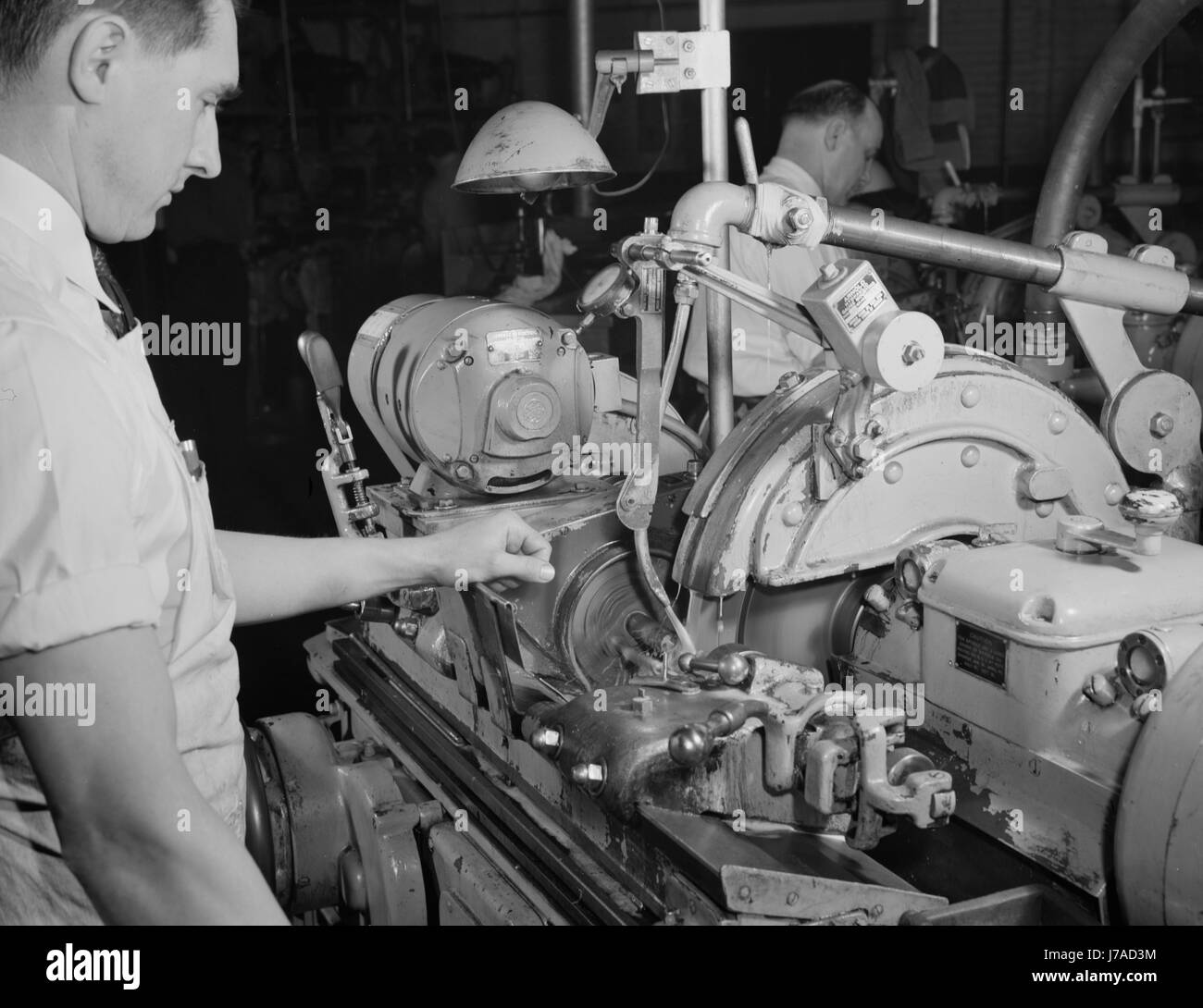 Fabrikarbeiter macht Frühling Spannzangen für den Kriegseinsatz Produktion 1942 weiter. Stockfoto