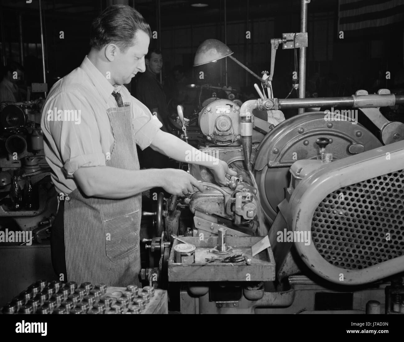 Fabrikarbeiter macht Frühling Spannzangen für den Kriegseinsatz Produktion 1942 weiter. Stockfoto