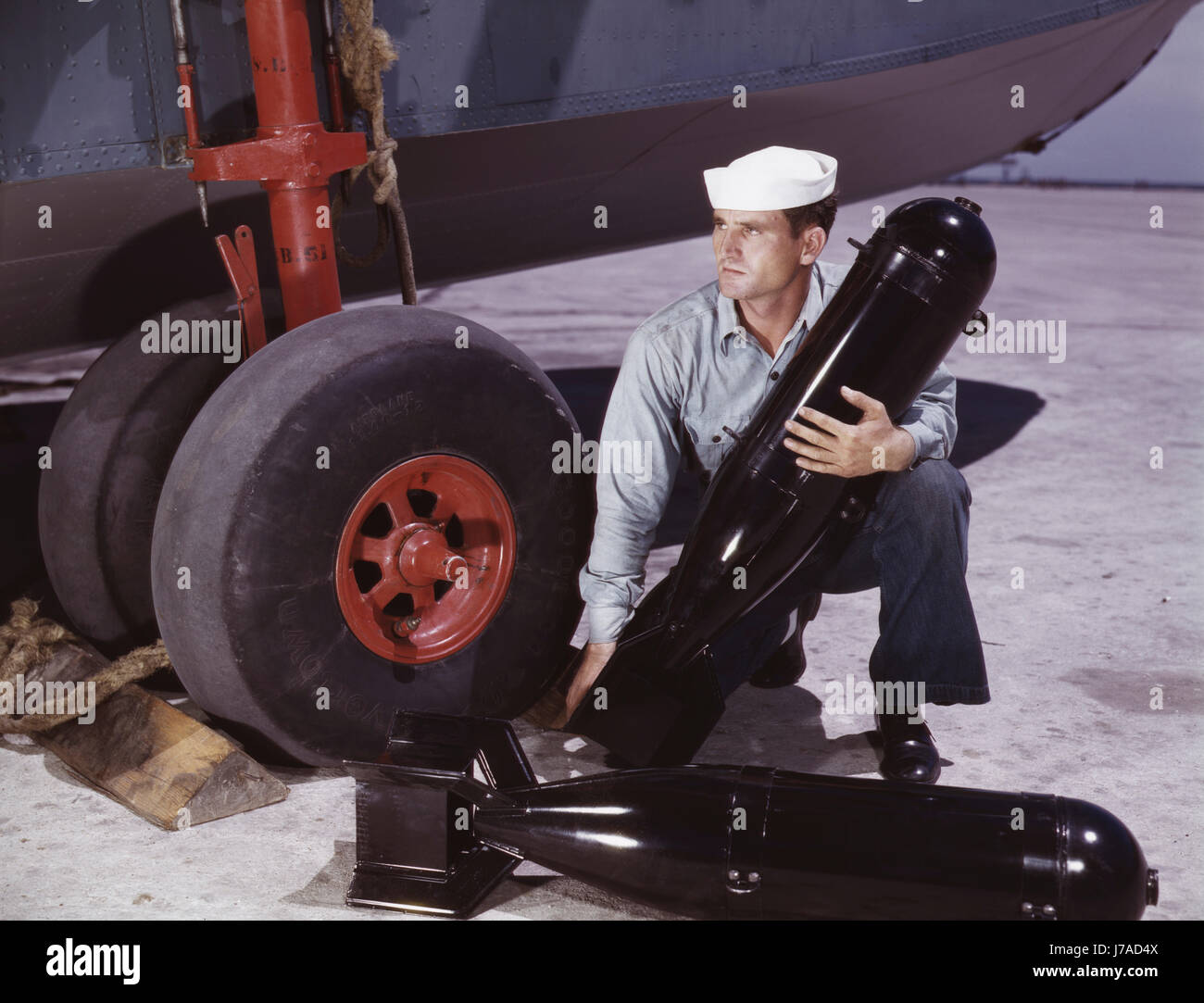 Seemann Abholung eine Bombe auf der Naval Air Base, Corpus Christi, Texas, 1942. Stockfoto