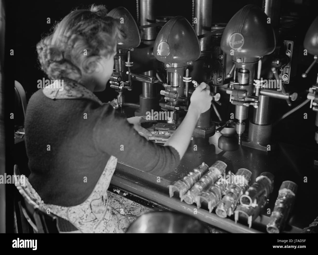 Arbeitnehmerin Bohren Gussteile für Spielzeug Lokomotiven in einer Fabrik Pflanze, 1942. Stockfoto
