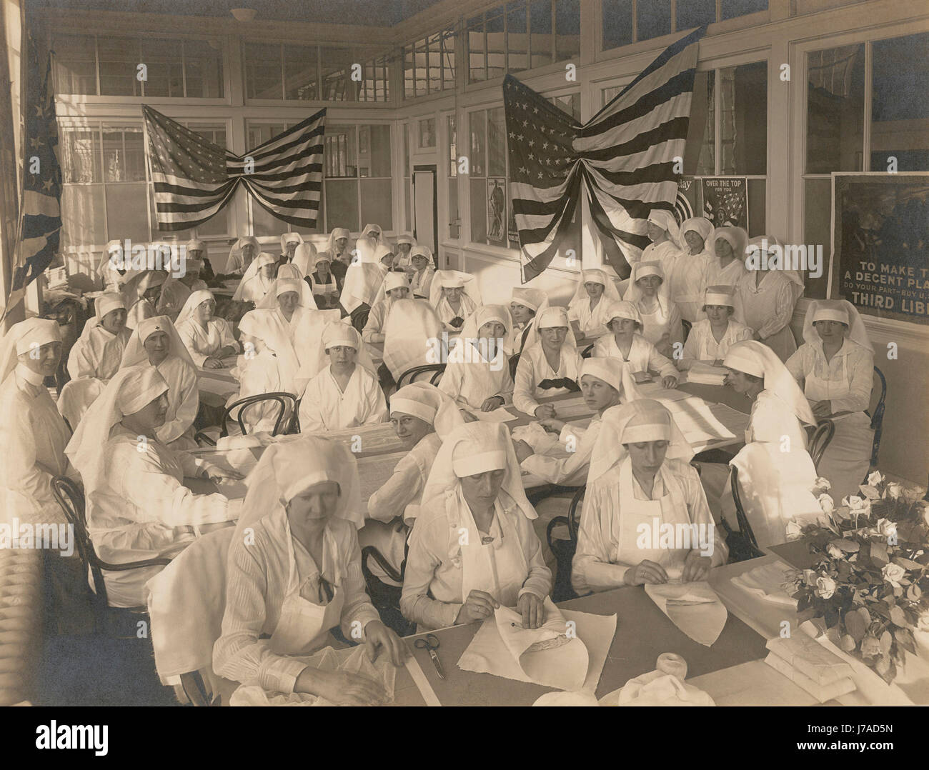 Büroangestellte, Freiwilligenarbeit, Bandagen für das amerikanische Rote Kreuz 1919 zu packen. Stockfoto