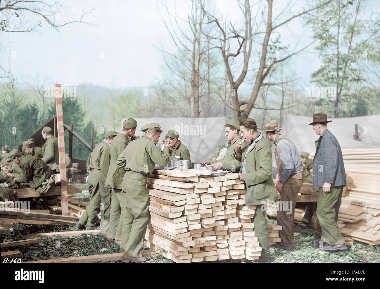Männer Essen im Freien in einem Civilian Conservation Corp-Camp in Tennessee, 1933. Stockfoto