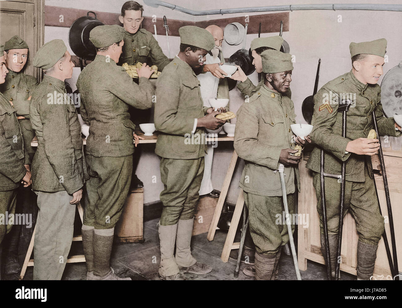Amerikanische Soldaten bekommen ihr Essen in der Kantine des amerikanischen Roten Kreuzes. Stockfoto