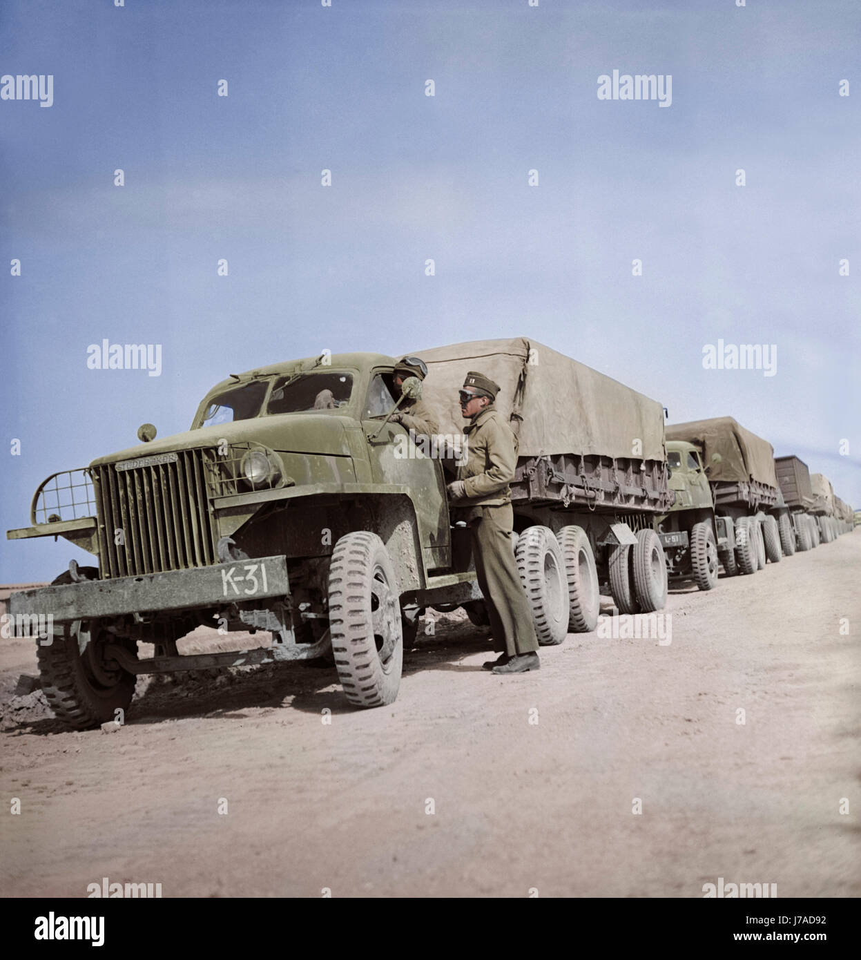 Ein United States Army LKW-Konvoi mit Zubehör für die Hilfe Russlands, 1943. Stockfoto