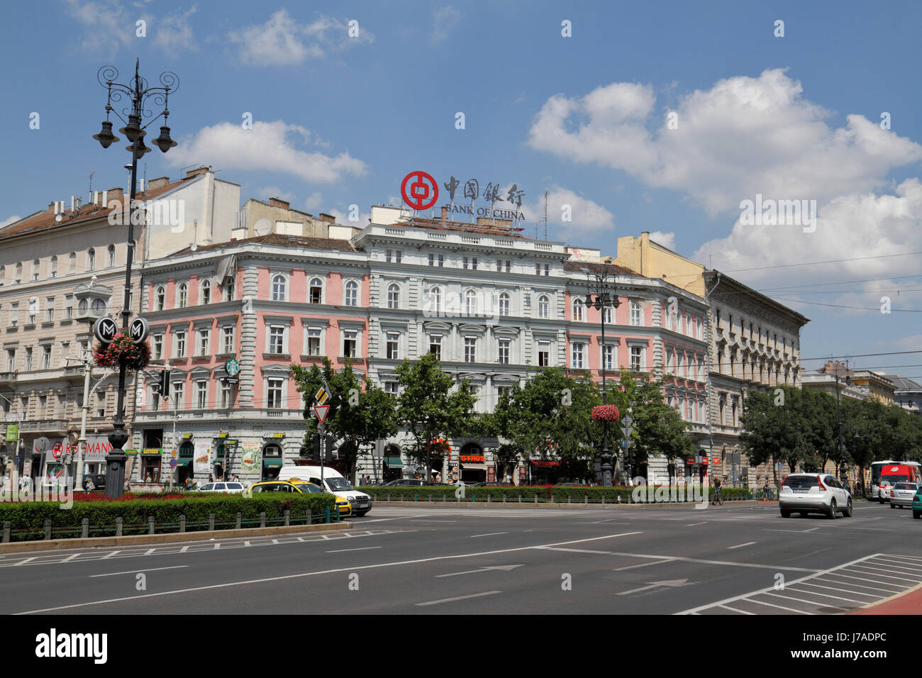 Typische breiten Budapest Kreuzung (Terez Krt und Andrássy út /Andrássy Út) in Budapest, Ungarn. Stockfoto