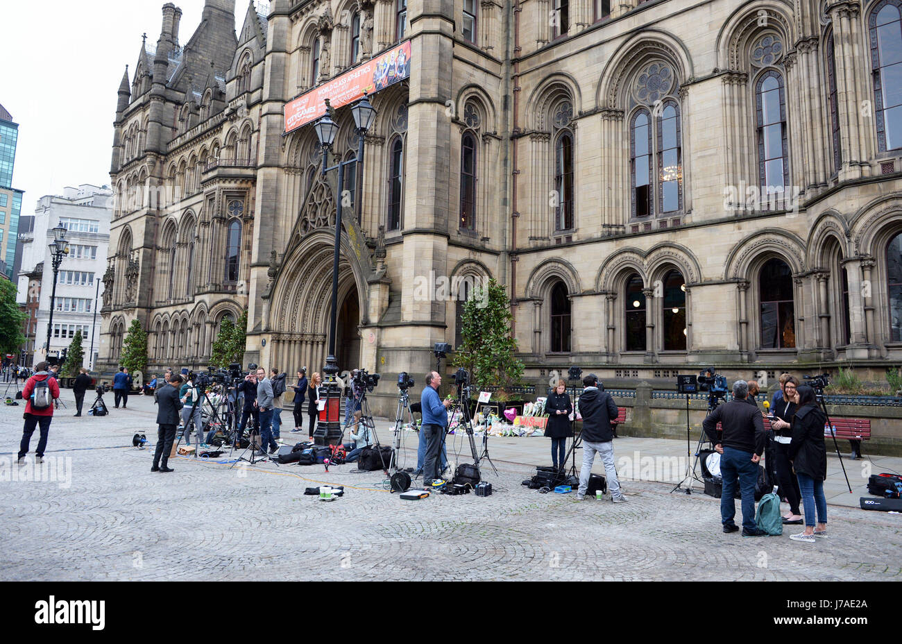 Medien außerhalb Rathaus von Manchester nach ein Selbstmordattentäter getötet 22 Personen ein Pop-Konzert in der Arena in Manchester am Montagabend verlassen. Stockfoto