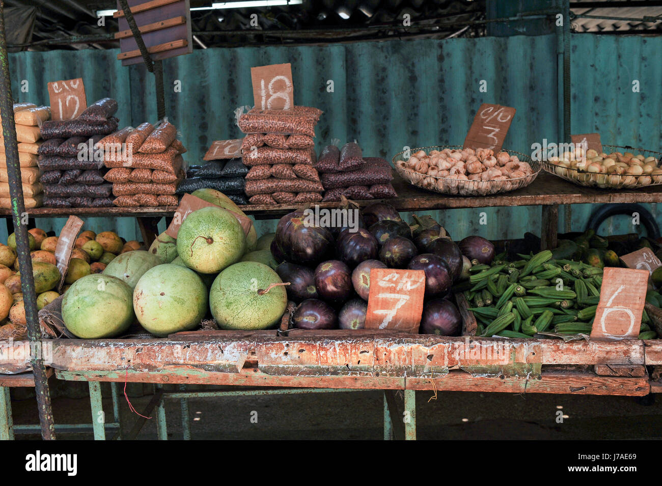 Obst und Gemüse stehen auf einem lokalen Markt im Neptuno Straße, Havanna, Kuba Stockfoto