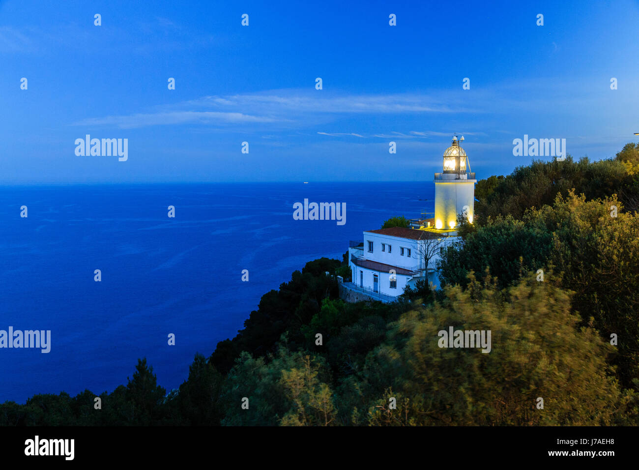 Spanien, Katalonien, Costa Brava, Palafrugell, Kap von Sant Sebastia, der Leuchtturm Sant Sebastia bei Nacht Stockfoto