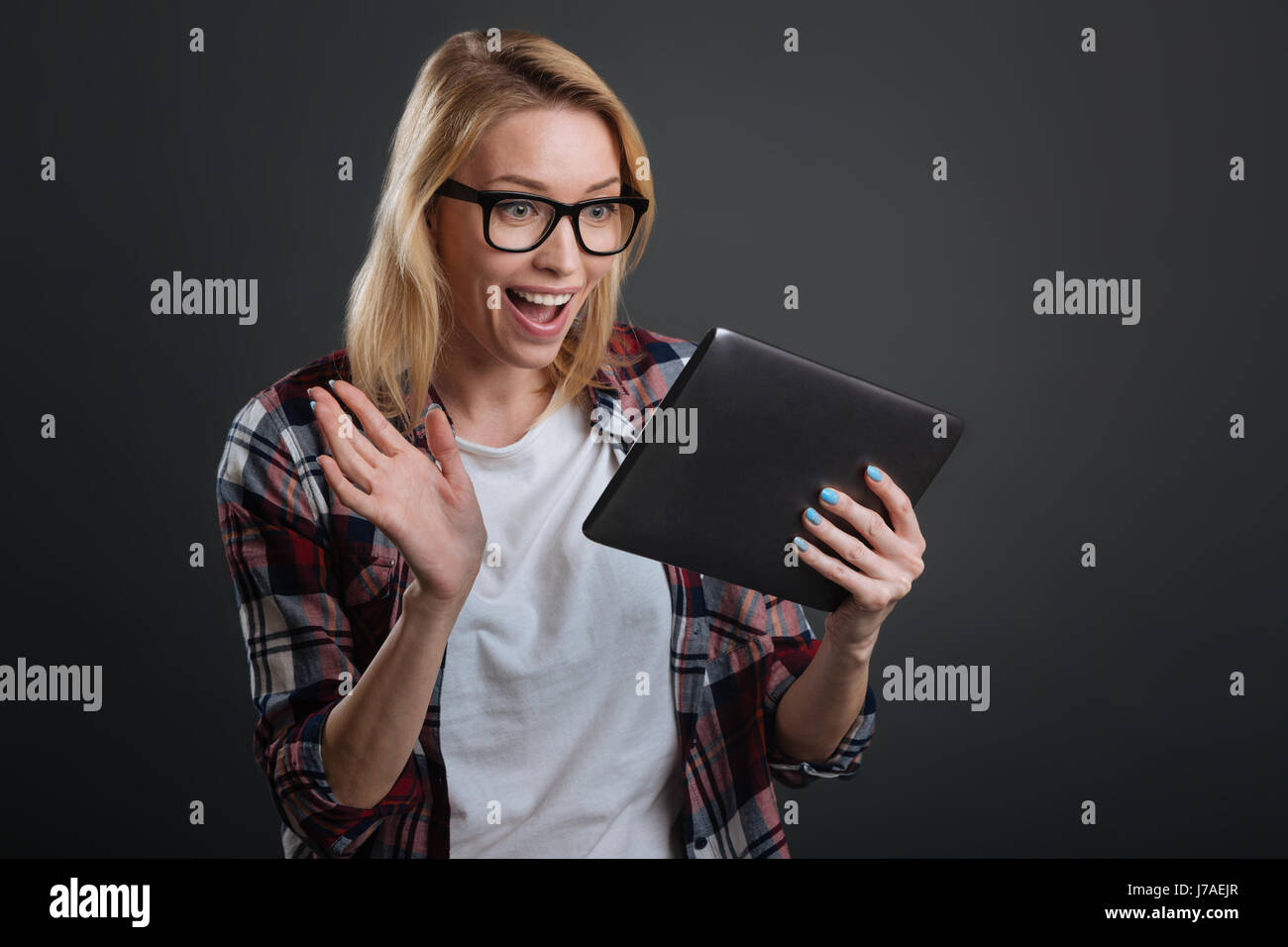 Ausdrucksvolle lebendige Frau genießen Online-Gespräch Stockfoto