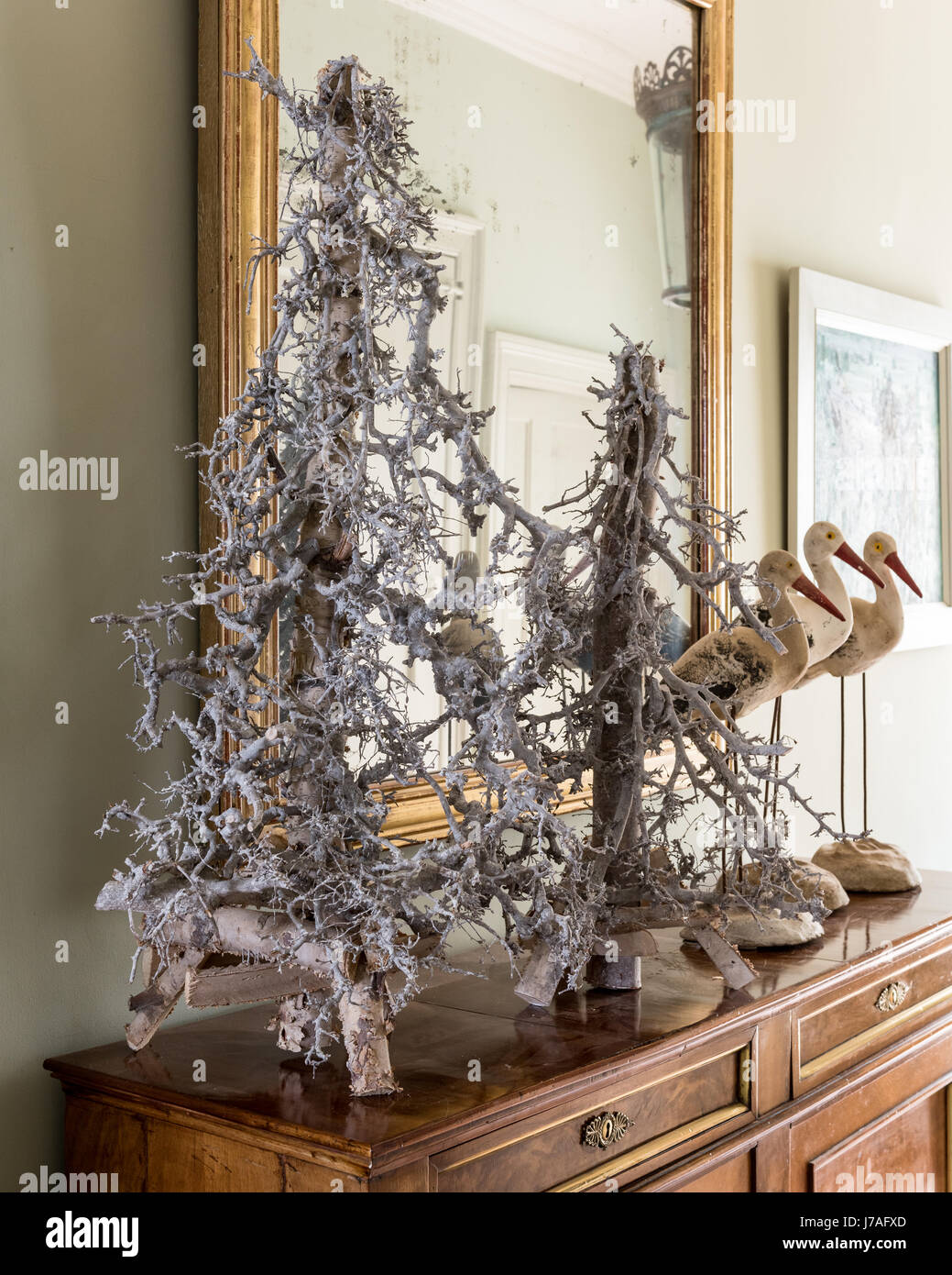 Dekorative Zweig Weihnachtsbäume auf Flur Konsolentisch Stockfoto