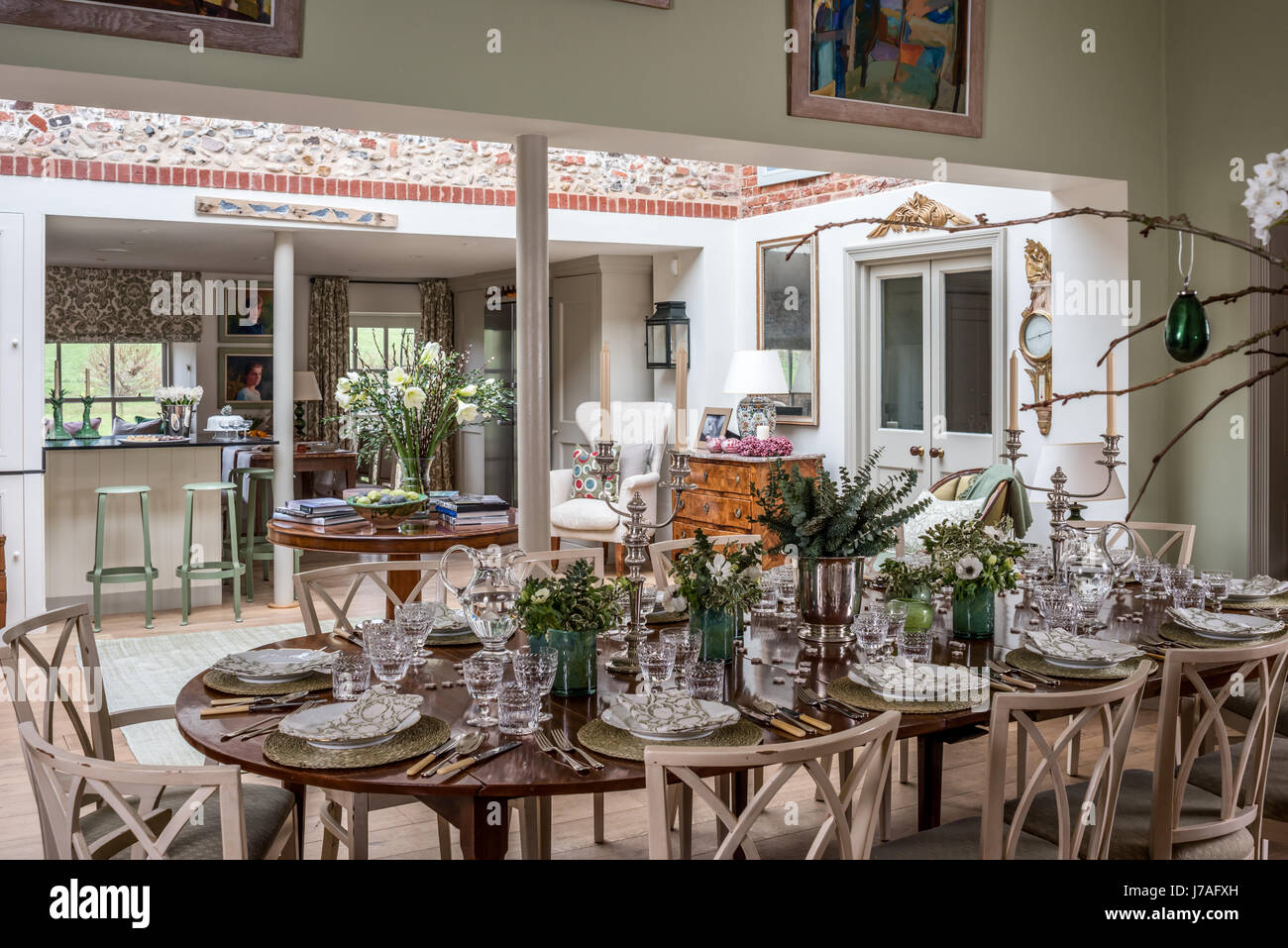 Geräumige offene Küche und Esszimmer-Bereich. Der 18. Jahrhundert Mahagoni-Tisch ist mit Kristall und Block gedruckt Leinenservietten gelegt. die Stühle sind Stockfoto