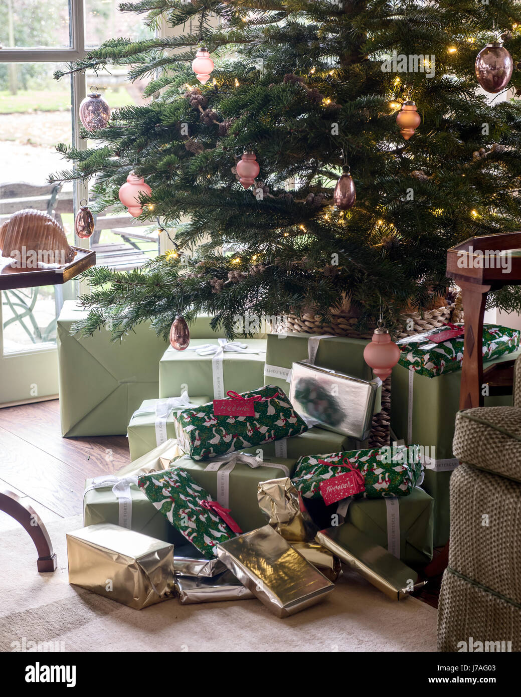 Geschenke unter dem Weihnachtsbaum Stockfoto